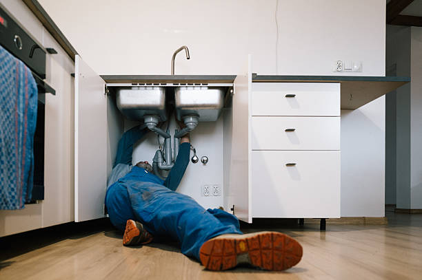 Professional Emergency Plumber technician working in Indian Hills, TX